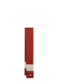 Écharpe rouge rectangulaire longue avec une large bande horizontale blanche près d'une extrémité, présentée pliée sur un fond blanc.