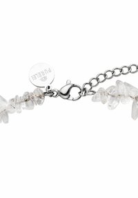 Klarer Kristallperlen-Armband mit silberfarbenen Beschlägen und einem Karabinerverschluss. Es hat unregelmäßig geformte Perlen und ein poliertes Metalletikett.