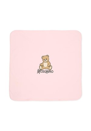 Coperta quadrata rosa morbida con una piccola illustrazione di un orsacchiotto seduto e la parola Moschino sotto, al centro.