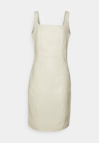 Robe en cuir beige avec un décolleté carré, sans manches, de forme ajustée et présentant des détails de couture visibles, présentée sur un fond blanc.