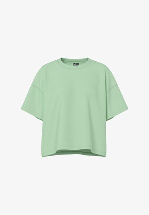 Világoszöld, rövid ujjú, bő fazonú póló kerek nyakkivágással és lehúzott vállvarrással.
