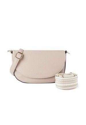 Hellbeige Leder-Crossbody-Tasche mit einer geschwungenen Klappe, verstellbarem Riemen und einem abnehmbaren, gestreiften Stoff-Schulterriemen daneben.