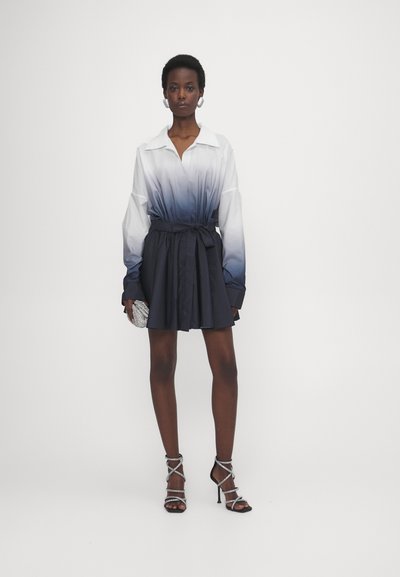 Norma Kamali SUPER OVERSIZED FLARED DRESS - Marškininė suknelė - true navy ombre