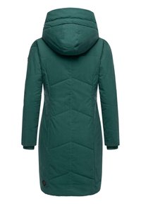 Zaļš, kapuces ziemas mētis ar quilted dizainu. Satur garas piedurknes, sānu kabatas un logotipa akcentu pie apakšmalas. Gluda tekstūra.