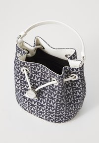 Bøtteveske i marineblått stoff med hvitt mønster, med lærstropp, snorlukking og sølvfarget hardwaredetalj.