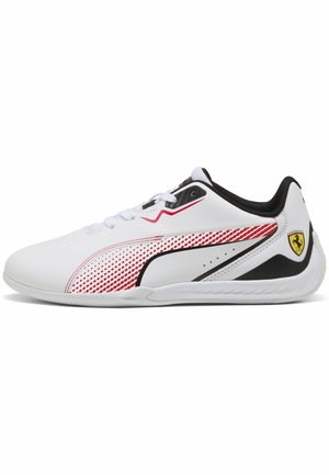 Baskets blanches Puma avec des touches rouges et noires, logo Ferrari au talon et lacets blancs, vues de côté.