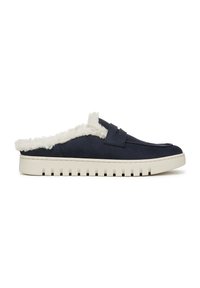 Scarpa slip-on in suede blu navy con interno in pelliccia bianca, sovrascarpa testurizzata e suola in gomma beige a contrasto con scanalature orizzontali.