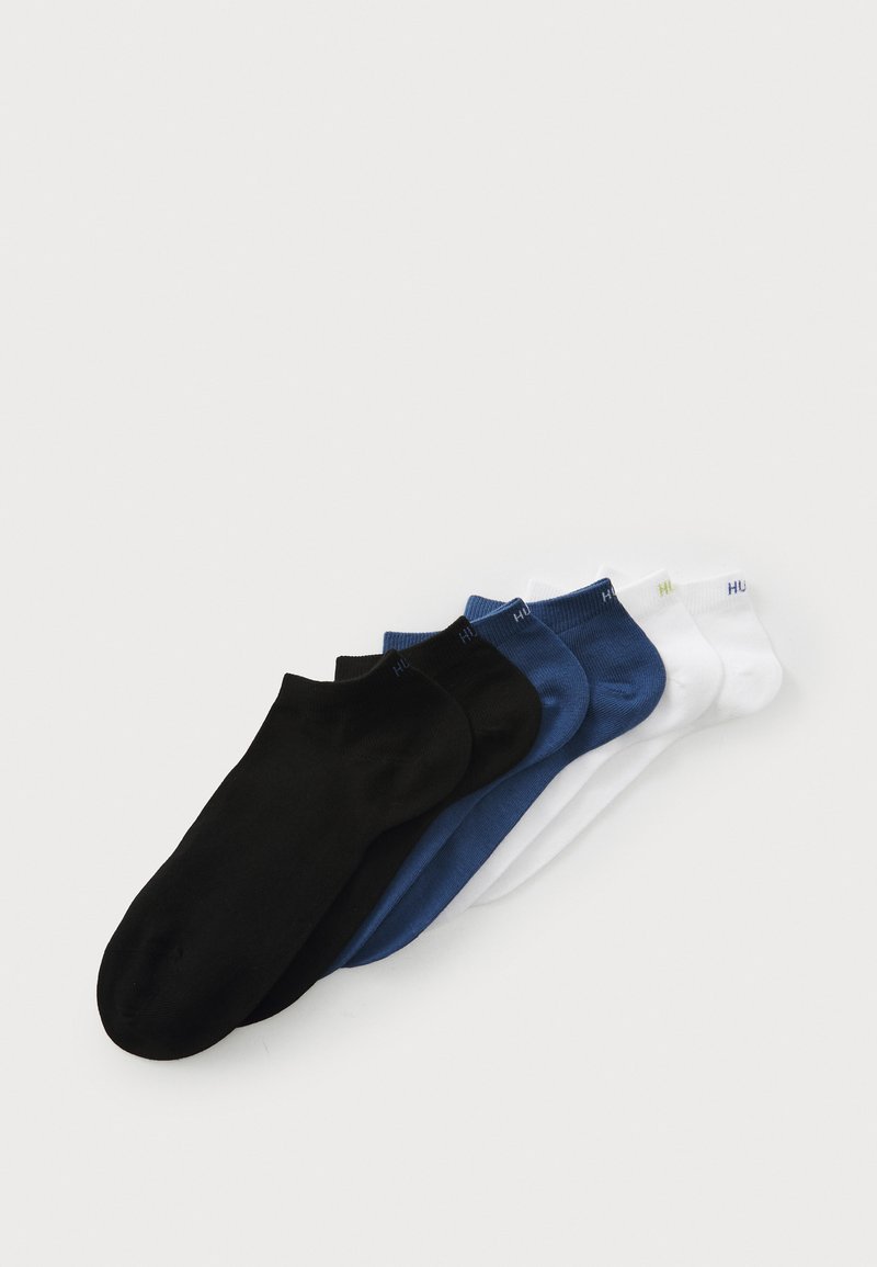 Fünf Paare kurze Sokken in Schwarz, Marineblau, Blau und Weiß, aus Baumwolle mit gerippten Bündchen und dezenten Logoakzenten.