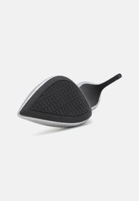 Semelle de chaussure en caoutchouc noir avec un dessus en argent texturé triangulaire et une fine poignée courbée. Le dessous présente une semelle à motif antidérapant.