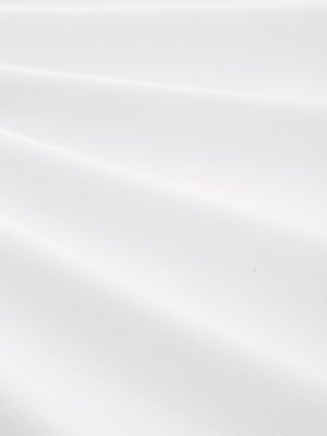 Bela tkanina z teksturirano, rebrasto površino, ki prikazuje mehke gube in subtilen sijaj. Gladek zaključek brez vidnih vzorcev ali dodatkov.