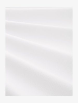 Bela tkanina z teksturirano, rebrasto površino, ki prikazuje mehke gube in subtilen sijaj. Gladek zaključek brez vidnih vzorcev ali dodatkov.