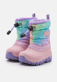 Flerfargede vintersko med en fluffy lilla mansjett, puffy, sky-mønstret tekstiloverdel, rosa gummisåler og justerbare snører.