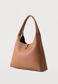 Καφέ τσάντα μποέμ από τεχνητό δέρμα με υφή, καμπυλωτή λαβή, ανοιχτή κορυφή και μία μόνο κουμπωτή κλειδαριά για ασφαλή πρόσβαση.