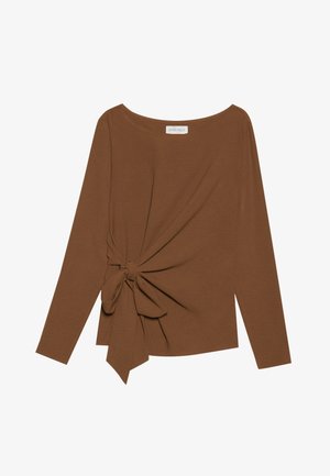 Bruine lange mouwen top met een brede halslijn en een knoopdetail aan één zijde, gemaakt van zachte, gestructureerde stof.