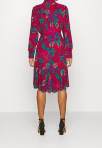 YAS Blusenkleid - red