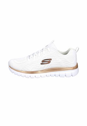 Zapatilla deportiva blanca con detalles dorados, parte superior de malla, suela acolchada y logotipo de la marca "S" en el lateral.