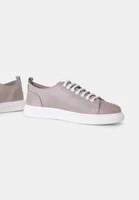 Heledad hall suedesneakerid valge kummitaldadega, millel on kuus silmust, ümardatud nina ja tagumine tõmbepeen. Lihtne ja moodne disain.