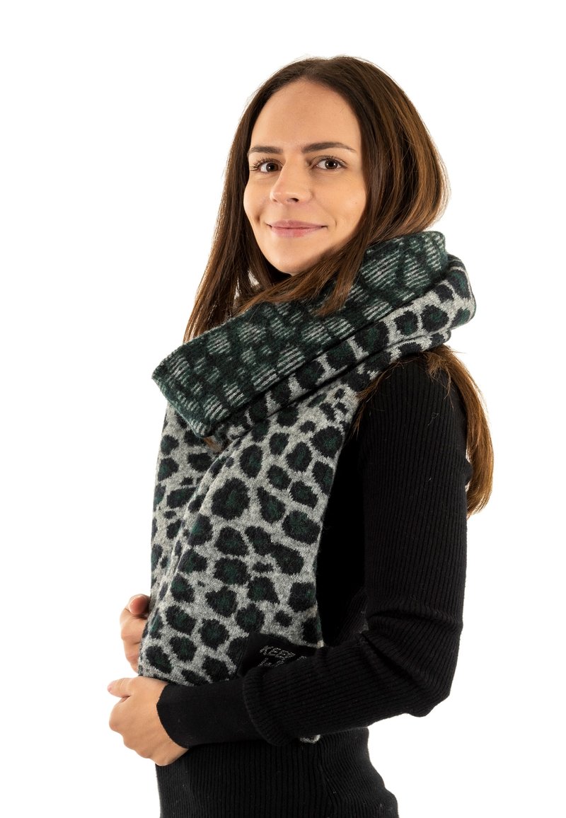 Bufanda de estampado de leopardo en colores gris y verde, fabricada en tela suave, con un patrón texturizado y una etiqueta de acento negro.