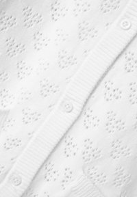 Vit stickad cardigan med ett delikat mönster av hål och en ribbad textur. Knäppning fram och standardpassform med långa ärmar.