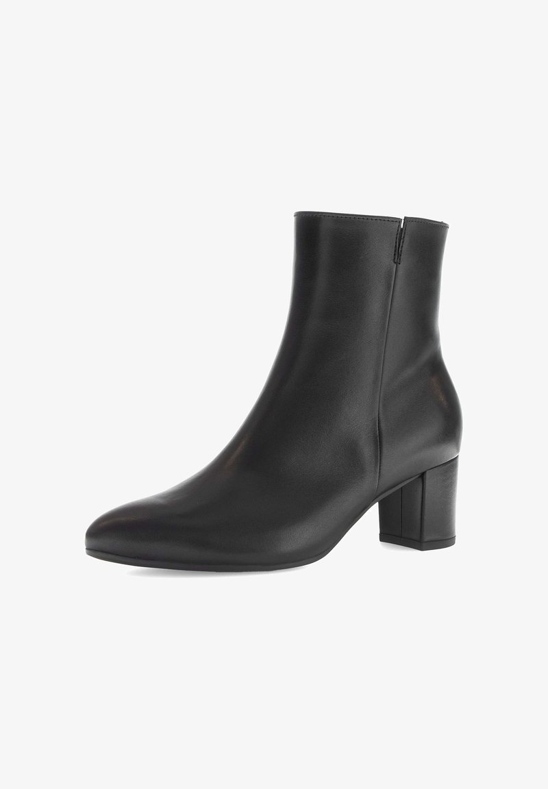 Zwarte enkellaars gemaakt van glad leer, met een spitse neuspunt en een robuuste vierkante hak. Voorzien van een zijrits.