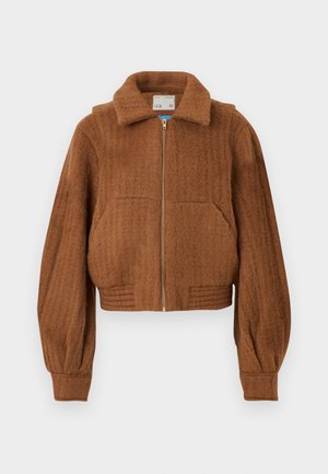 Veste cropped marron en tissu texturé, avec un col, une fermeture éclair sur le devant et des poches latérales. Détails froncés au bas et aux poignets.