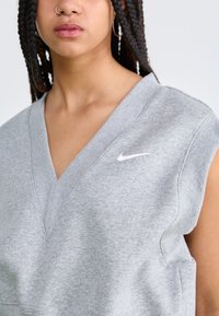 Nike Sportswear V NECK - Pamata T-krekls - grey heather/sail