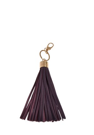 Porte-clés en cuir violet foncé orné de pampilles avec une capsule en métal doré, un anneau pour clés et un mousqueton.
