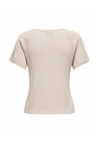 Beżowy top z krótkim rękawem o prążkowanej strukturze i okrągłym dekolcie. Materiał jest miękki w dotyku, ma delikatny połysk i nierównomierne detale szwów.