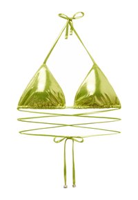 Groene metallic bikini-top met driehoekige cups, verstelbare strikjes en een kruislings bandjesontwerp voor de onderkant. Glad, glanzend textuur.