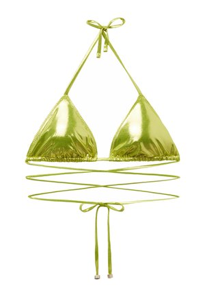 Grüner metallic Bikini-Oberteil mit dreieckigen Cups, verstellbaren Bändern und gekreuztem Riemen-Design für den unteren Bereich. Glatte, glänzende Textur.