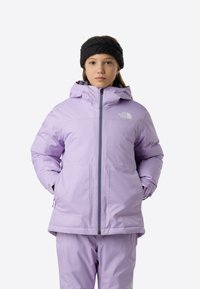 Μωβ μονωμένο μπουφάν με φερμουάρ, κουκούλα και δύο μπροστινές τσέπες. Διαθέτει λογότυπο στο πάνω αριστερό μέρος του στήθους. Λείο, γυαλιστερό υλικό.