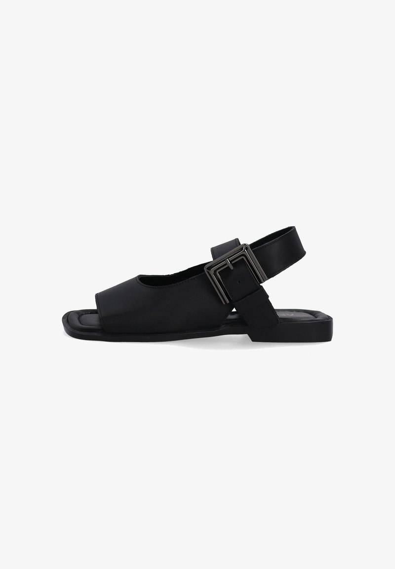 Sort lædersandal med åben tå og en bred rem. Har en spænde og en justerbar bagside. Flad sål for komfort.