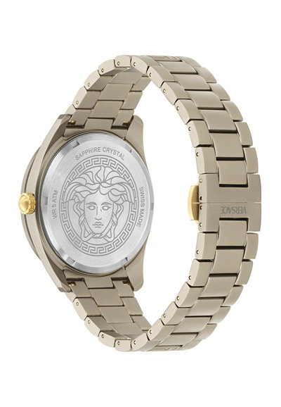 Montre Versace avec un boîtier et un bracelet en acier inoxydable dans un ton or discret. Le dos présente une gravure de Méduse, avec un cristal en saphir.