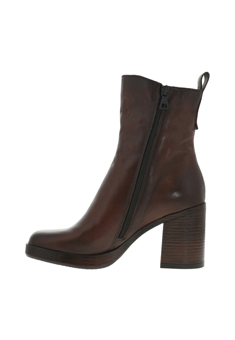 Bottines en cuir marron avec une fermeture éclair sur le côté, bout arrondi et un talon en bois épais. Texture lisse avec une silhouette élégante.