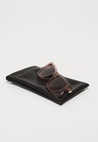 QUAY AUSTRALIA CALL THE SHOTS - Occhiali da sole - brown