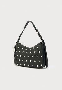 Μαύρη τσάντα από υφή δέρματος με καμπυλωτό σχήμα, διακοσμημένη με ασημένιες τρουκς μπροστά, ρυθμιζόμενο λουρί ώμου και κλείσιμο με φερμουάρ.