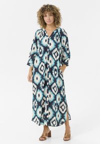 Rochie maxi de culoare navy cu model tie-dye alb și aqua, cu nasturi pe față, croi lejer, mâneci lungi, buzunare și slituri pe lateral.