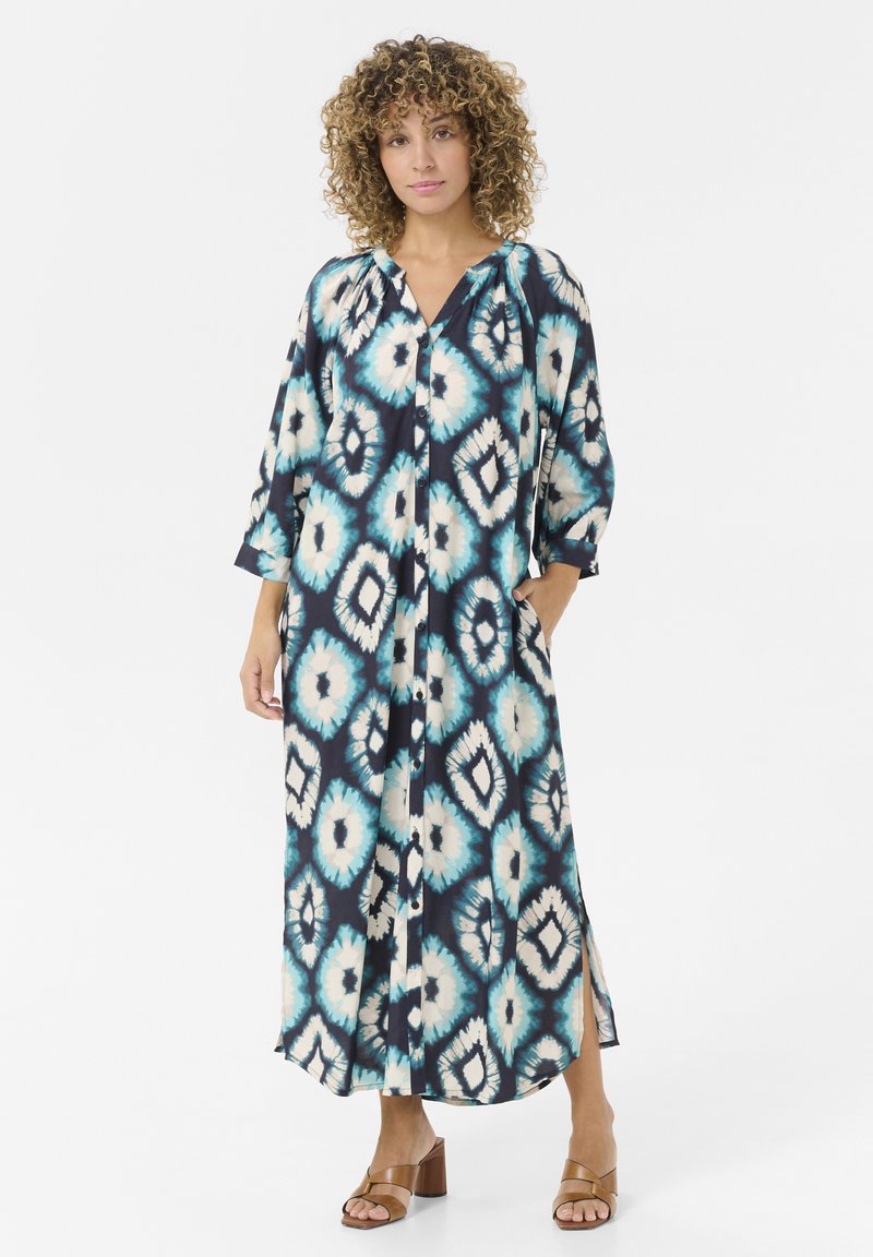 Rochie maxi de culoare navy cu model tie-dye alb și aqua, cu nasturi pe față, croi lejer, mâneci lungi, buzunare și slituri pe lateral.