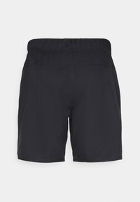 Bermudas deportivas negras con una cinturilla elástica y un tejido suave y ligero. Presenta un diseño sencillo y sin patrones o gráficos visibles.