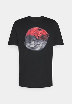 T-shirt noir avec un motif circulaire d'un ours et d'une loutre, dans des tons de rouge et de gris. Manches courtes, col rond, en coton.