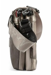 Borsa compatta a tracolla con finitura metallizzata argento testurizzata. Dotata di doppie cerniere, tracolla in pelle scura e design con più scomparti.