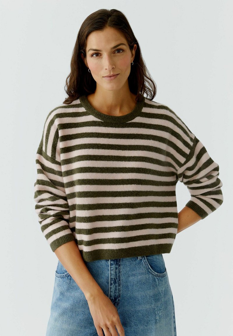 Gestreifter Pullover aus weichem Material mit grünen und hellrosa horizontalen Streifen, rundem Ausschnitt und cropped Design mit lockeren Ärmeln.