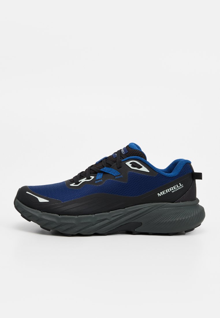 Chaussure de course imperméable Merrell bleu et noir avec semelle épaisse et texturée grise, fermeture à lacets, vue de côté sur fond blanc.
