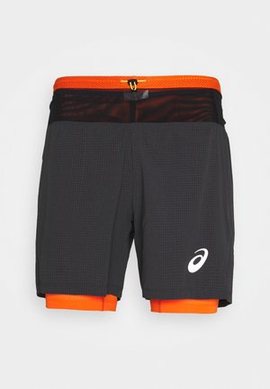 Short de course noir avec une couche intérieure de compression orange vif attachée, une taille à cordon et un logo ASICS blanc sur la jambe.