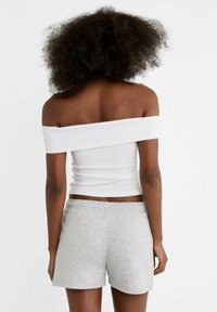 Witte off-shoulder top en lichtgrijze katoenen shorts, met een slim fit ontwerp en een zachte textuur. Eenvoudige en hedendaagse stijl.
