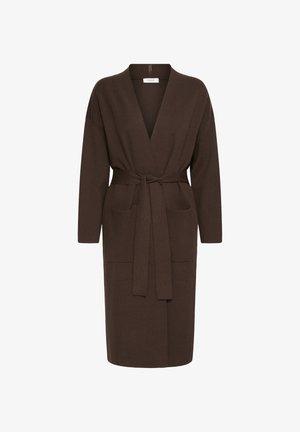 Gilet marron longueur genoux avec des manches longues, décolleté en V profond, deux poches avant et une ceinture en tissu assorti nouée à la taille.