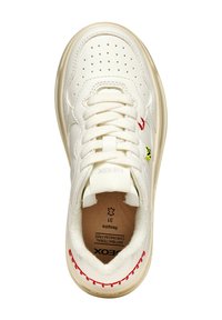 Sneaker bassa bianca in pelle, con dettagli perforati, lacci rotondi e accenti di cucitura rossa sui lati e intorno alla suola.