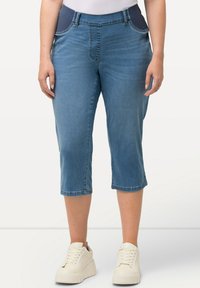 Ulla Popken SIENNA STRETCH CAPRIS - Farkkushortsit - light blue