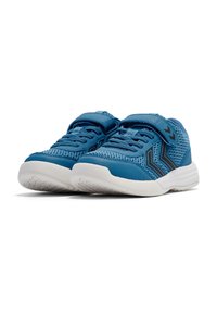 Zapatillas deportivas azules con parte superior de malla y sobrecapas sintéticas, que cuentan con una correa de Velcro y suela de goma blanca. Diseño en acentos negros visible.