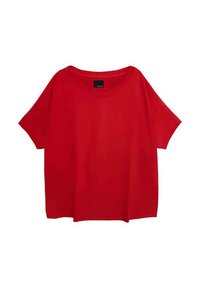 Czerwona bawełniana, luźna koszulka z szerokim dekoltem i krótkimi rękawami. Gładka faktura, bez wzorów i ozdób.